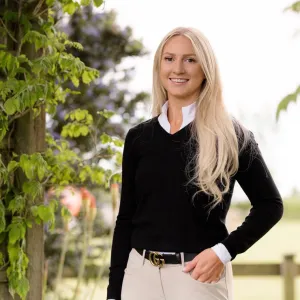 Essential V-Neck Sweater - Black - Ladies