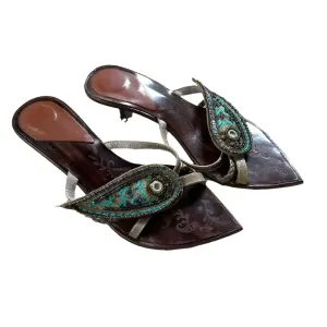 Vintage-Inspired Brown Beaded Sandals – Vintage-Inspired Leather Slides with Embroidered Paisley Detailing