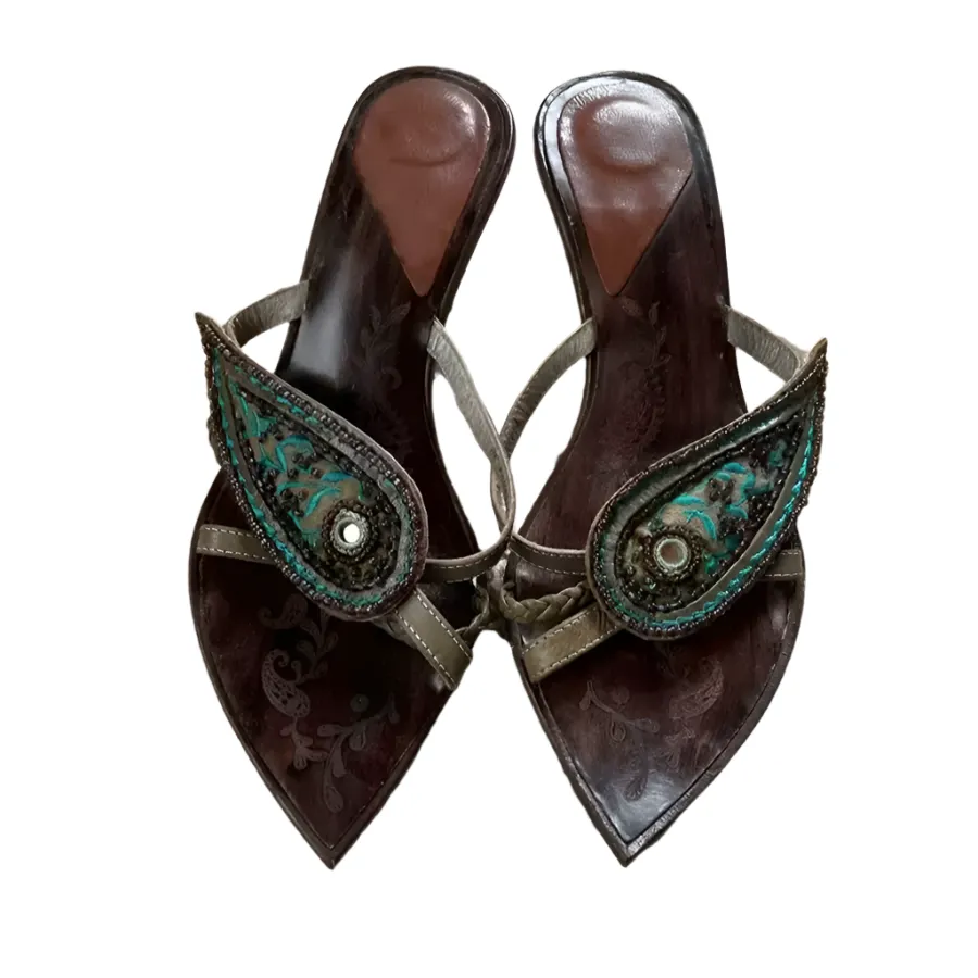 Vintage-Inspired Brown Beaded Sandals – Vintage-Inspired Leather Slides with Embroidered Paisley Detailing