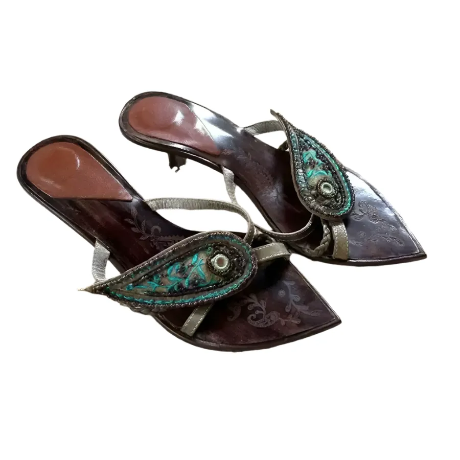 Vintage-Inspired Brown Beaded Sandals – Vintage-Inspired Leather Slides with Embroidered Paisley Detailing